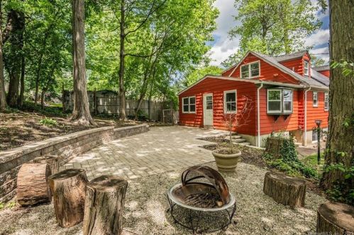 6 Iroquois Rd, Middlefield, CT 06455-1309