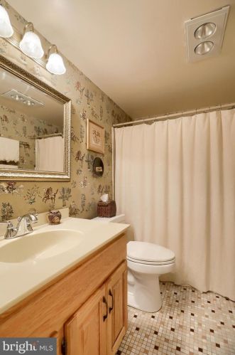 185 Valleybrook Dr, Lancaster PA  17601-4620 exterior