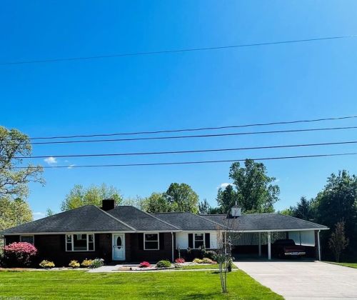127 Pineview Dr, Mount Airy, NC 27030-5173