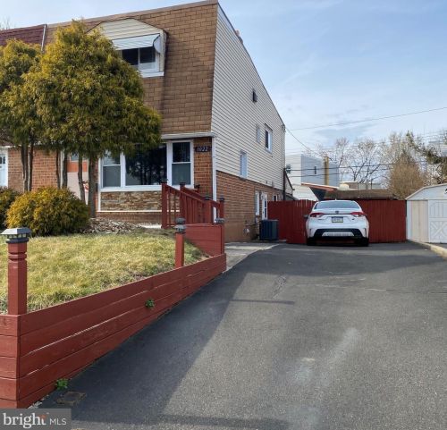 1022 Foster St, Philadelphia, PA 19116-3408