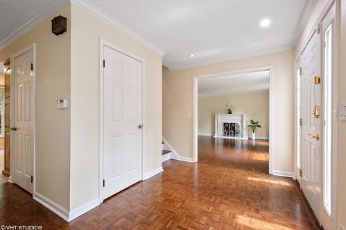 16 Regent Ln, Half Day, IL 60069-3333