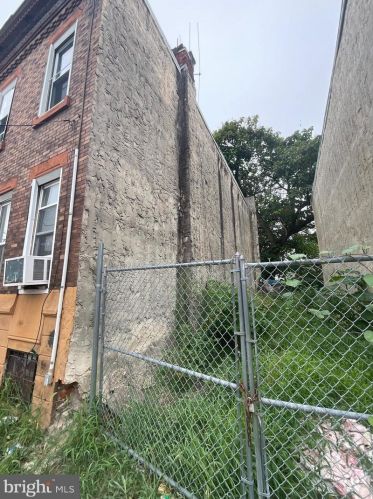 3038 8th St, Philadelphia, PA 19133-2020