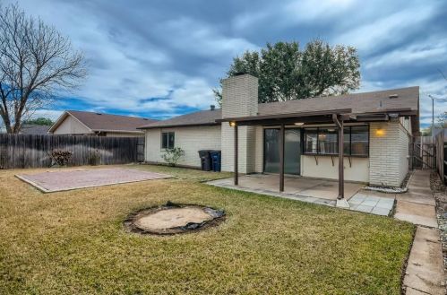 7725 Bermejo Rd, Fort Worth, TX 76112-6118