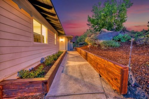 11203 Horizon Hills Dr, El Cajon, CA 92020-8230