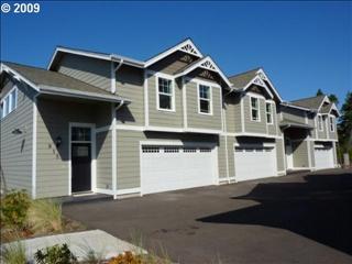 915 Hemlock St, Florence, OR 97439-8492