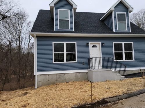 61 Railroad Ave, Killingly, CT 06241-2132
