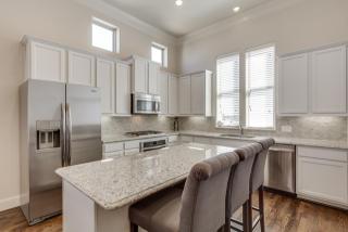 2055 Fannin Sta, Houston TX  77045-4649 exterior