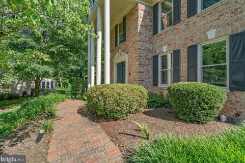 11554 Holly Briar Ln, Great Falls, VA 22066-1327