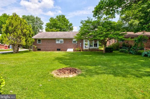 72 Village Dr, Lancaster PA  17601-3324 exterior