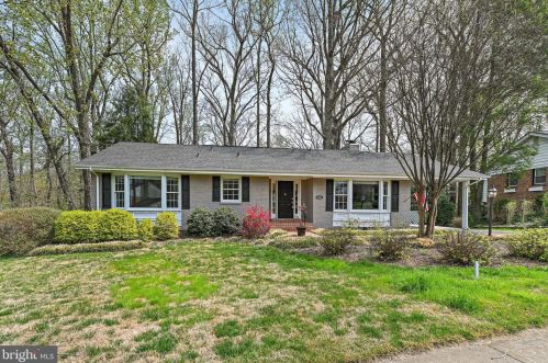8141 Briar Creek Dr, Annandale, VA 22003-4637