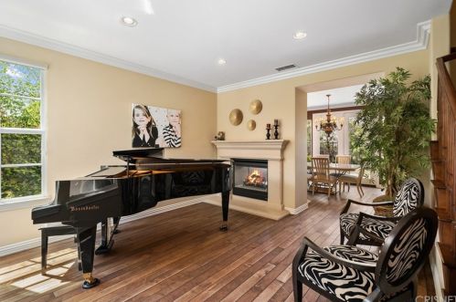 4703 Luna Ct, Calabasas, CA 91302-3549