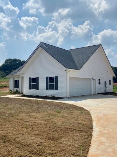 1279 Fairview Rd, Lavonia, GA 30553-3320
