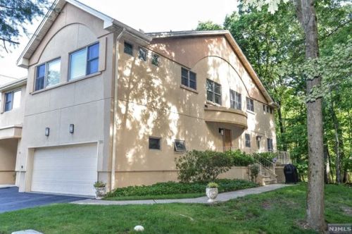26 Rio Vista Dr, Allendale, NJ 07401-1619