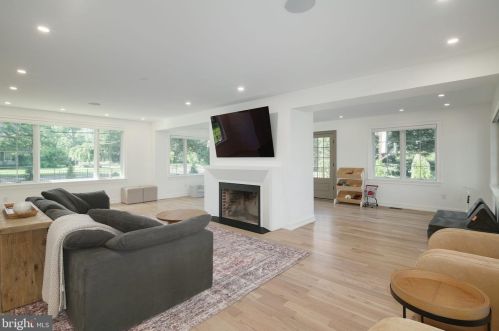 377 Kings Hwy, Tavistock NJ 08033-2004 exterior