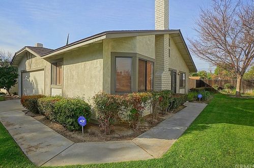 8945 Paddington Dr, Riverside, CA 92503-5751