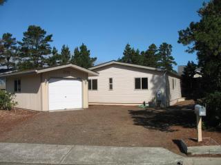 1701 Siano Loop, Florence OR  97439-8940 exterior