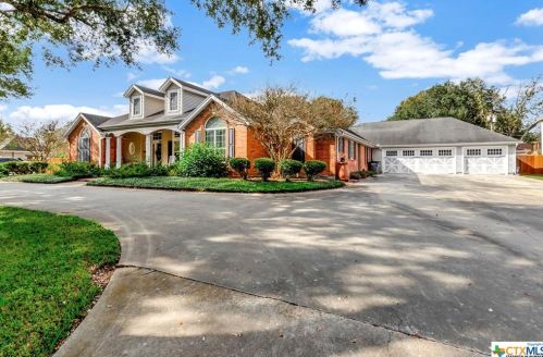 206 Tropical Dr, Victoria, TX 77904-1143