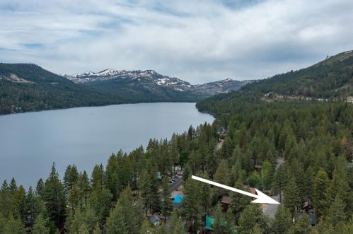 13584 Moraine Rd, Truckee CA  96161-3837 exterior