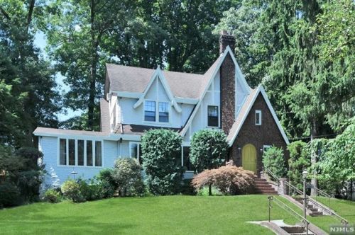 826 Hillcrest Rd, Ridgewood, NJ 07450-1130