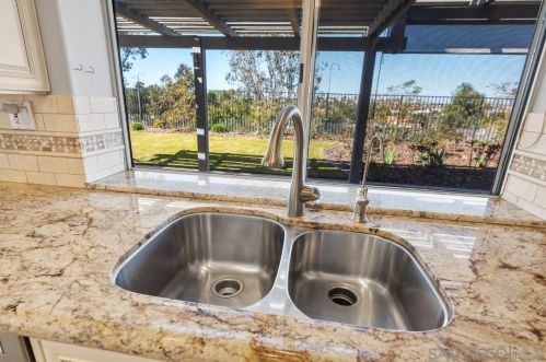 1597 Parkview Dr, Vista CA  92081-8750 exterior