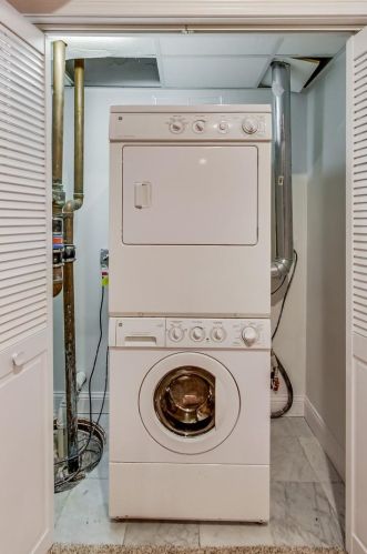 8901 Maple Ave, Willowbrook IL 60527-6469 exterior