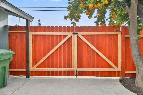 2693 Royal Ave, Simi Valley CA 93065-4768 exterior