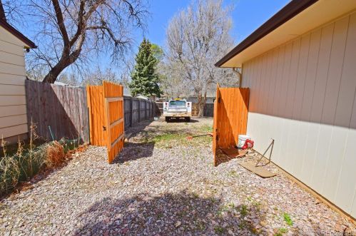 939 Nile Way, Aurora CO 80012-3217 exterior