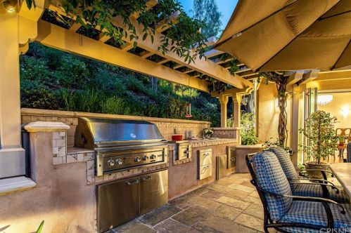 2010 Buckingham Pl, Glendale CA  91206-1401 exterior