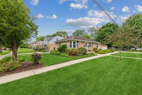 422 Emerson St, Mount Prospect, IL 60056-2102