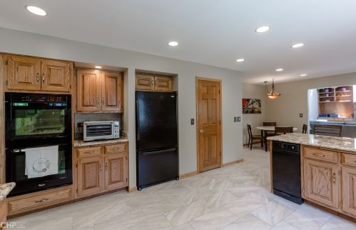 6529 Bentley Ave, Willowbrook IL 60527-1832 exterior