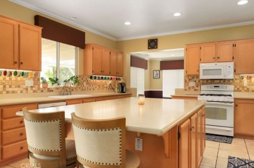 12595 Orangeblossom Ln, Riverside CA  92503-7058 exterior