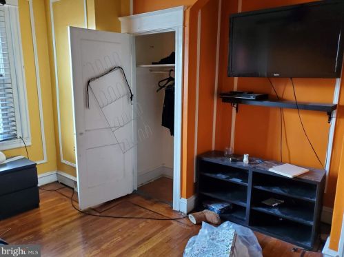 5647 10th St, Philadelphia PA 19141-3601 exterior