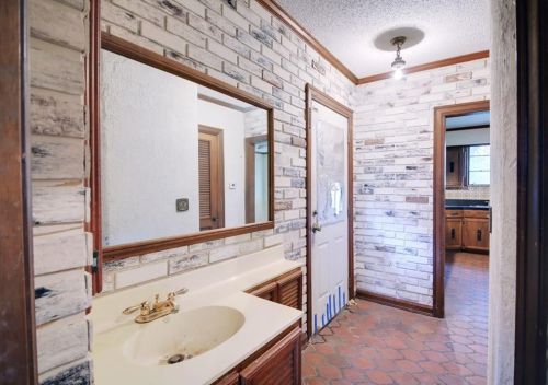 1300 August Dr, Austin TX  78753-2909 exterior