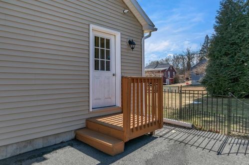 7 Wintergreen Dr, Quaker Hill, CT 06375-1437