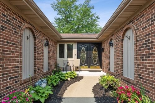 824 Sandpiper Ct, Palatine, IL 60067-7057