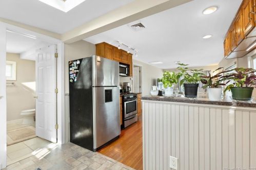 6 Center St, Niantic CT  06357-2658 exterior