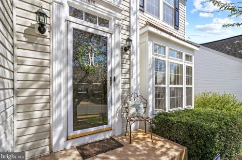 14036 Sterling Point Dr, Gainesville, VA 20155-3804