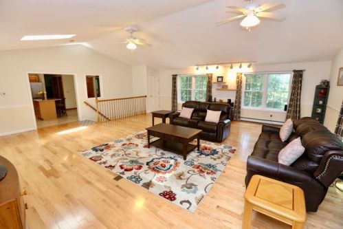 22 Sage Ct, Goffstown, NH 03045-2933
