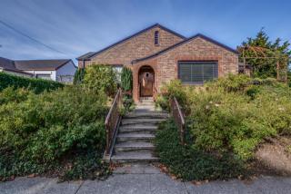 7637 Green Lake Dr, Seattle, WA 98103-4829
