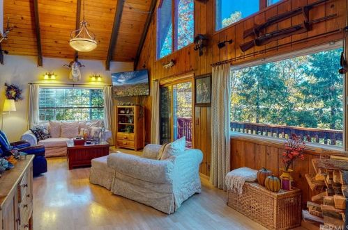 817 Grass Valley Rd, Lake Arrowhead, CA