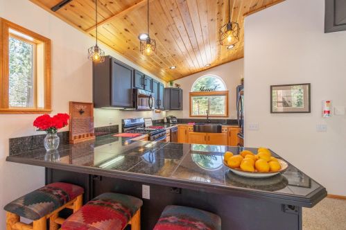 13610 Hillside Dr, Truckee CA  96161-6867 exterior