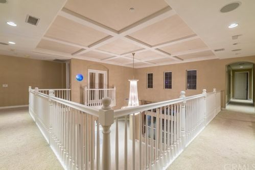 7300 Chateau Rdg Ln, Riverside CA  92506-7542 exterior