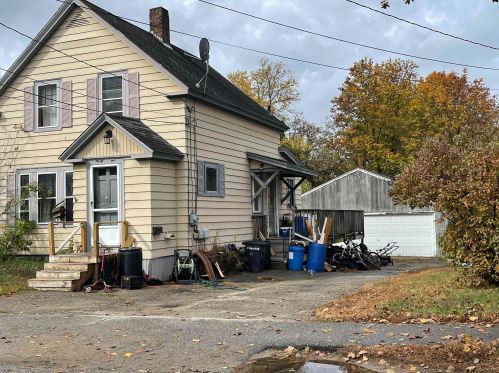 34 Dolloff St, Laconia, NH 03246-3823