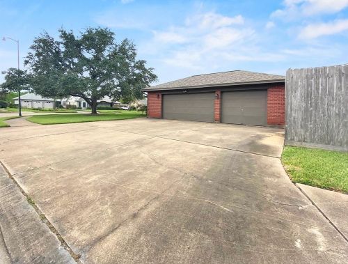 49 Colony Sq, Angleton TX 77515-3644 exterior