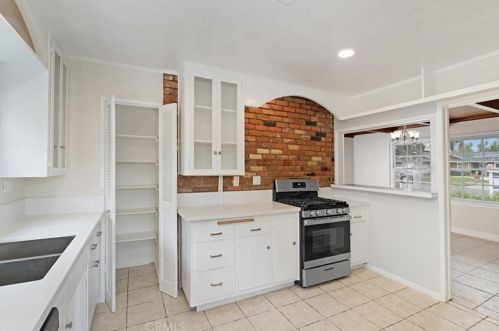 2935 Westridge Rd, Riverside CA  92506-4448 exterior