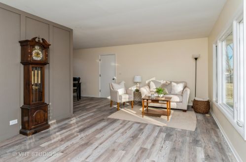 245 Shawnee Dr, Carol Stream, IL 60188-1962