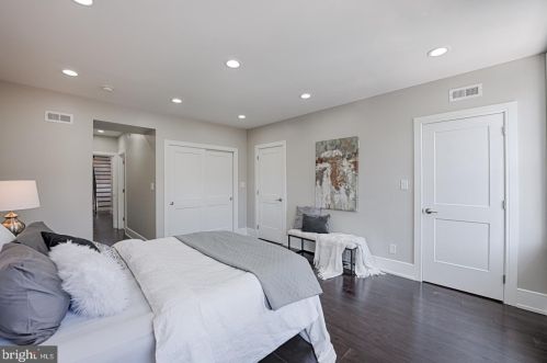 950 Front St, Philadelphia PA 19147-0043 exterior