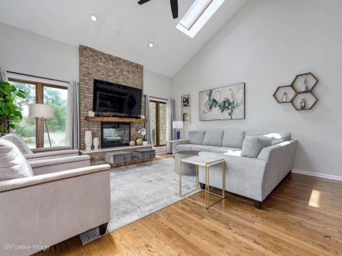 9079 Del Prado Dr, Palos Hills, IL 60465-1092
