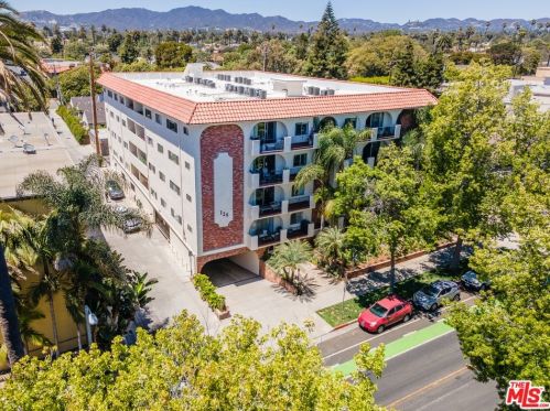 125 Montana Ave, Santa Monica CA  90403-1031 exterior