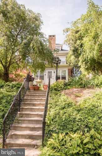 1835 Hamilton St, Allentown, PA 18104-5657